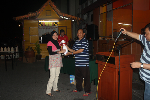 Puan Zurina sebagai Juara Kategori Novice sedang menerima hadiah